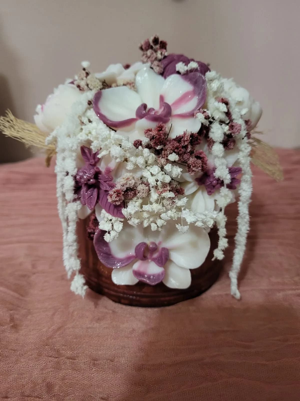 Bouquet cascade prune et ivoire : orchidées de cire, gypsophile et amarante blanche