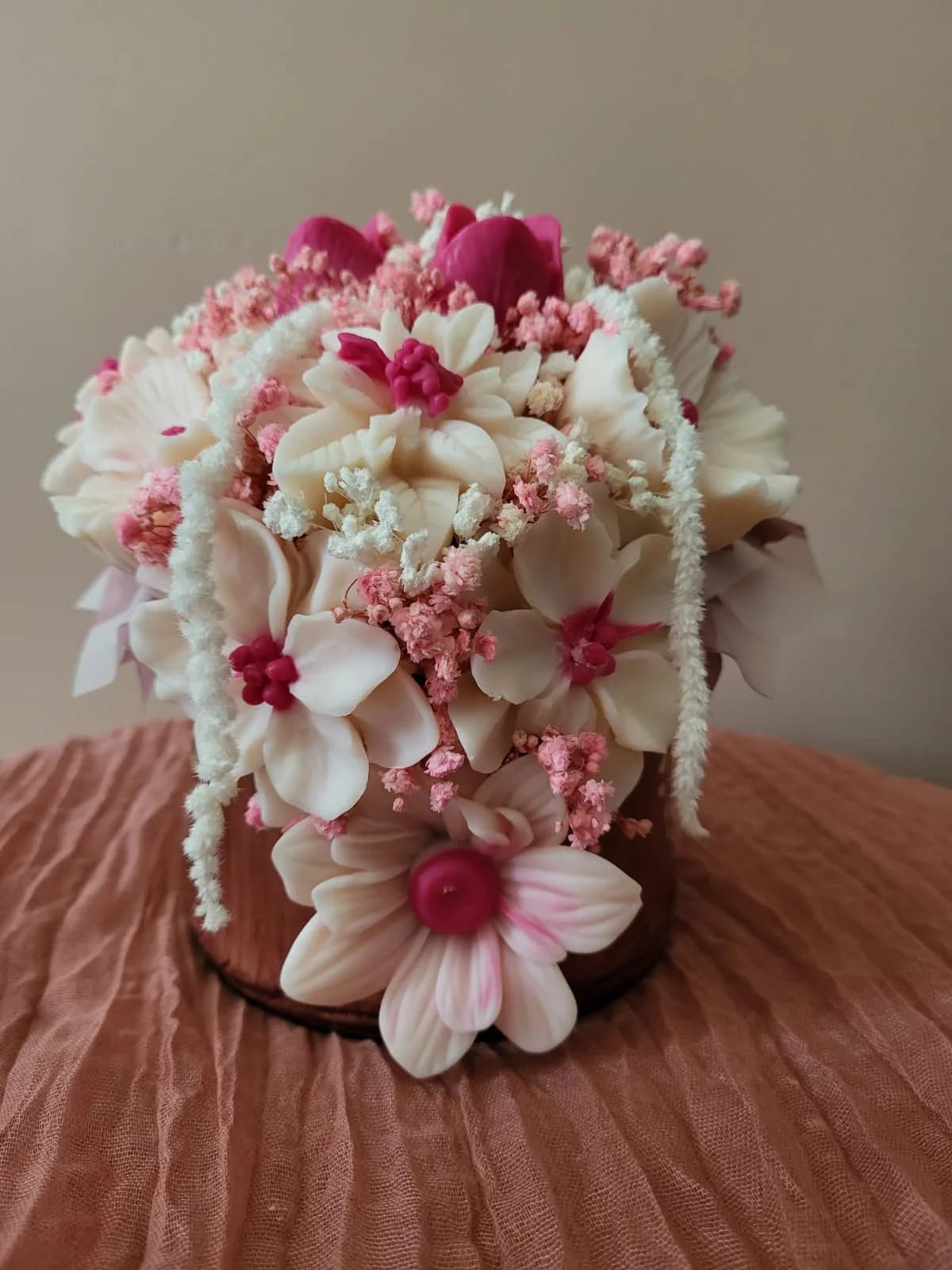 Bouquet Cascade vu de près : fleurs de cire rose et blanches et amarante retombante