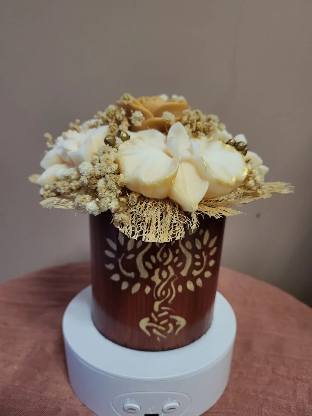 Bouquet Bambou L ivoire et doré, dans un pot en bambou gravé d’un arbre de vie