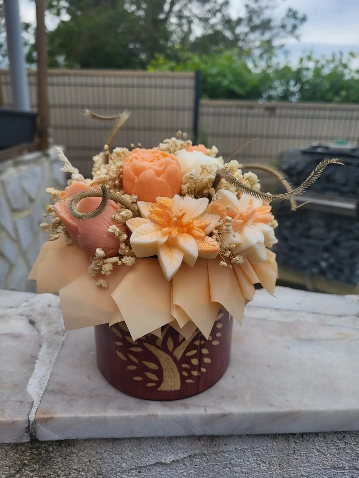 Bouquet Bambou XL aux tons pêche et abricot, dans un pot en bambou gravé d’un arbre de vie doré