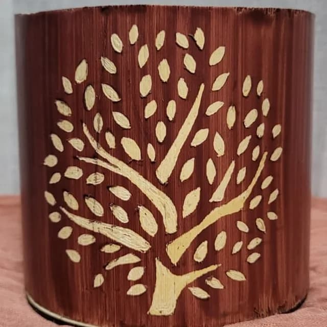 Pot en bambou gravé d’un arbre de vie au feuillage fin