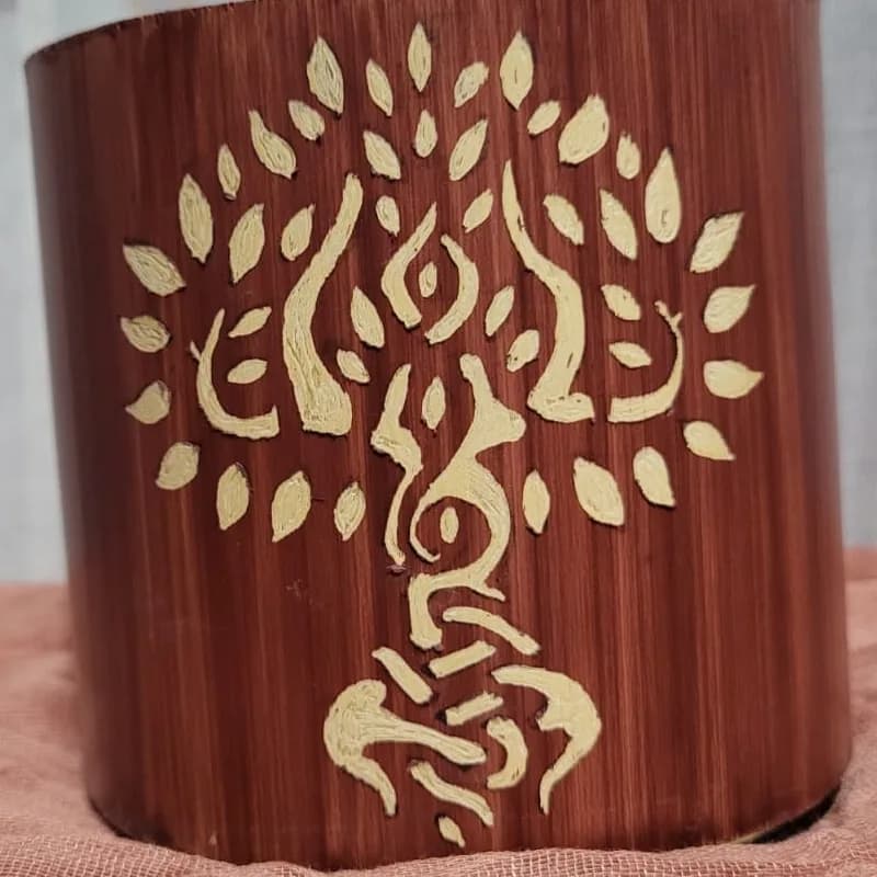 Pot en bambou gravé d’un arbre de vie en forme de silhouette