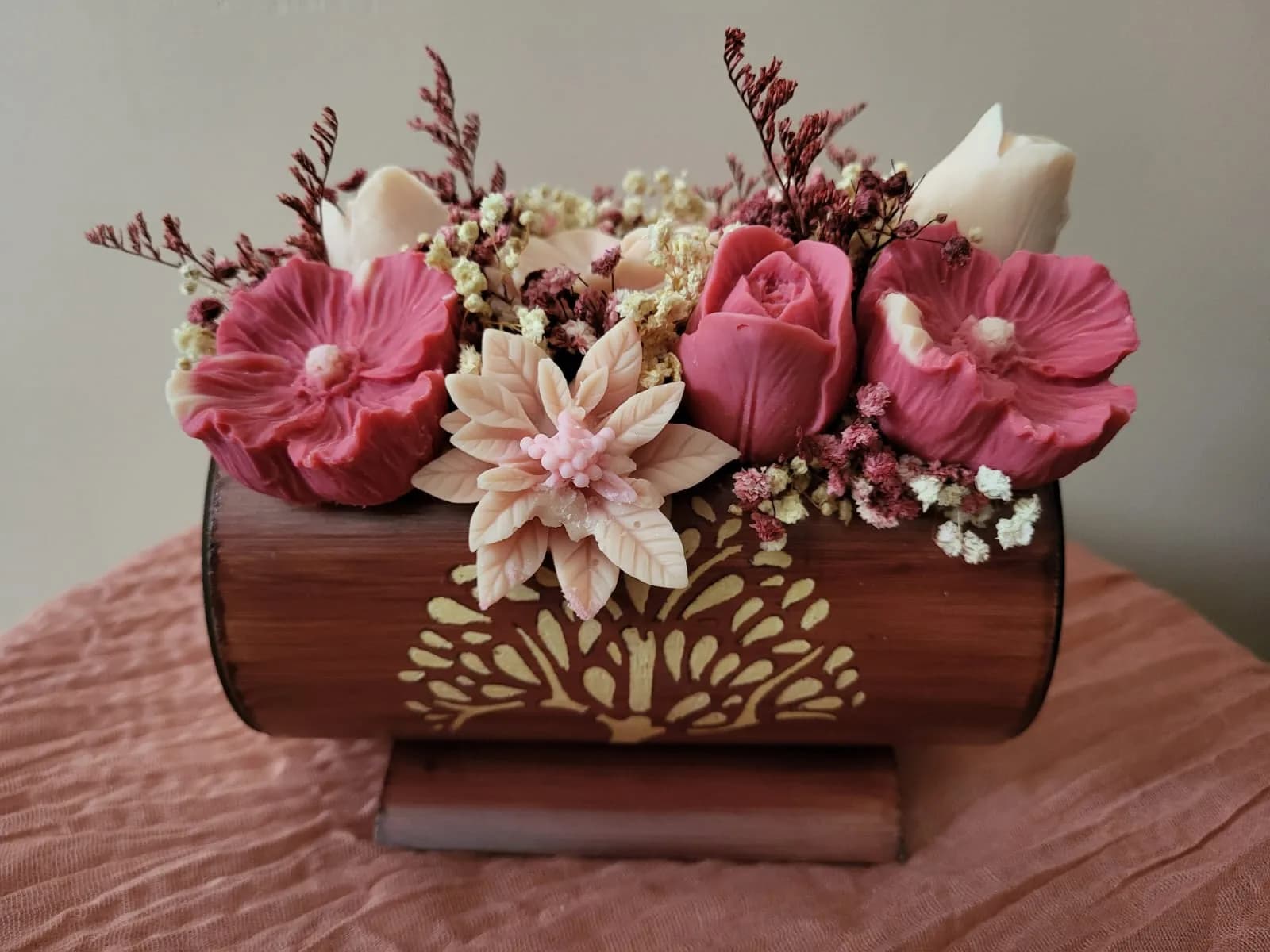 Pagode XL de face : fleurs de cire rouges, roses et ivoire dans un bambou couché gravé d’un arbre de vie