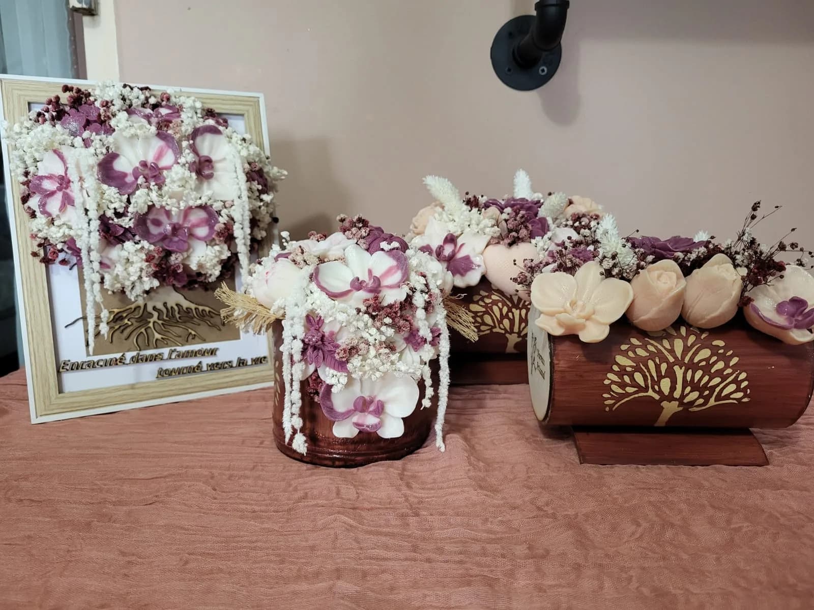 L’ensemble prune et ivoire : un cadre, un bouquet cascade et deux Pagodes