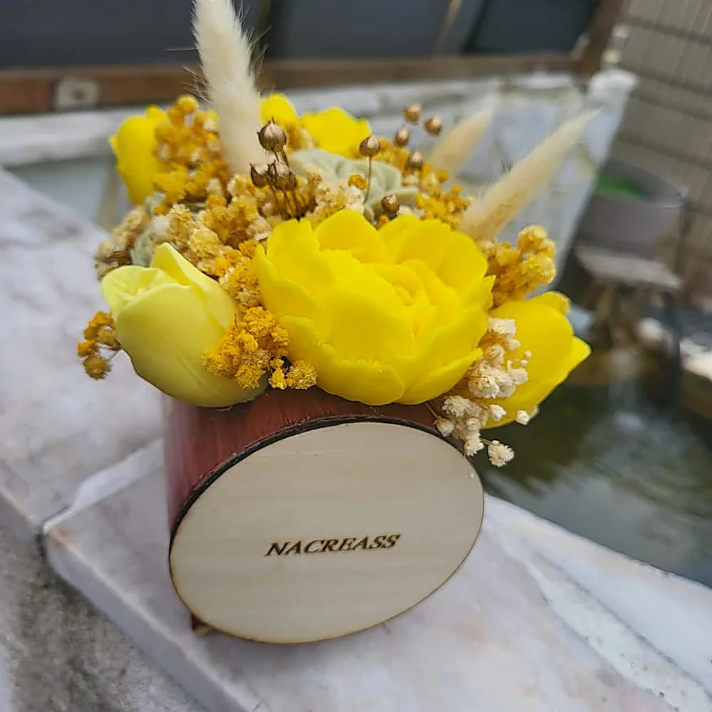 Bouquet de roses en cire jaune, détail