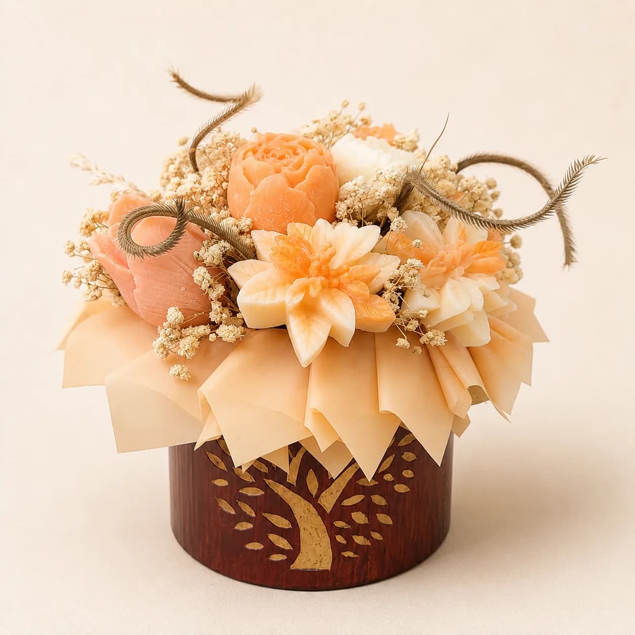 Bouquet de roses jaunes et boutons sauge dans un coffret bois gravé
