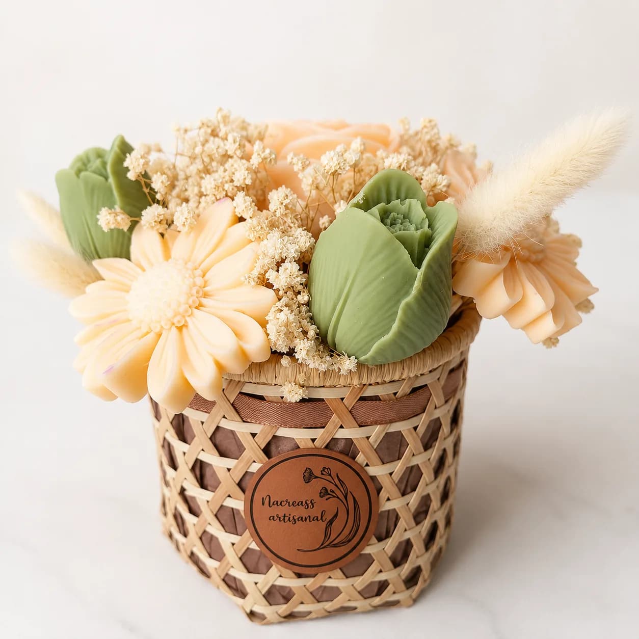 Bouquet de fondants parfumés en forme de pivoines, dans un panier tressé
