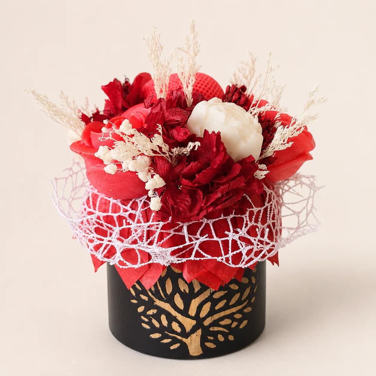 Bouquet de fondants rouge et blanc dans un coffret bois motif arbre de vie