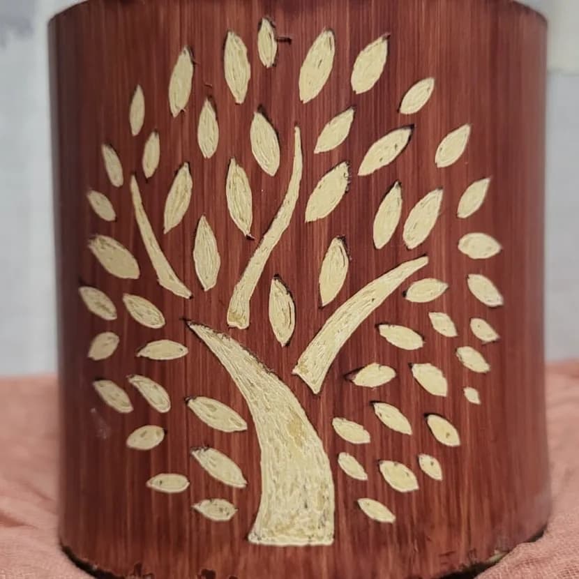 Pot en bambou gravé d’un arbre de vie à grandes feuilles